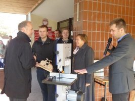 Mateusz Frost odbiera nagrodę z rąk rektor UP prof. dr hab. Moniki Kozłowskiej oraz dziekana WTD prof. dr hab. Bartłomieja Mazeli
