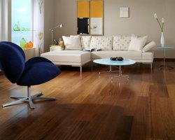 Deska warstwowa a podłoga lita