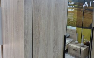 Meble w okleinach imitujących drewno "czesane" lub "spod piły" znaleźć można w ofercie praktycznie wszystkich producentów mebli skrzyniowych