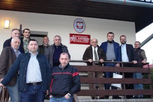 Delegacja gruzińska przed siedzibą Bieszczadzkiego Parku Narodowego w Ustrzykach Górnych.