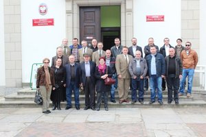 Delegacja gruzińska przed siedzibą Wielkopolskiego Parku Narodowego.
