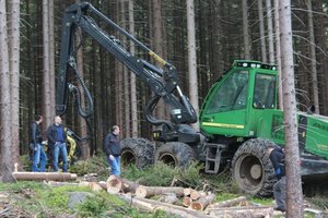 Pokaz pozyskania drewna w warunkach górskich, z wykorzystaniem maszyny wielooperacyjnej w Nadleśnictwie Świeradów.