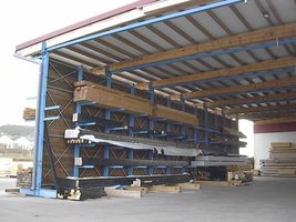 Magazyn z regałami wysięgnikowymi do tartaku