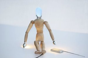 Designerska lampka FIFFI LE MANNEQUIN udowadnia, że możliwości zastosowania drewna ograniczone są tylko i wyłącznie wizją projektanta.