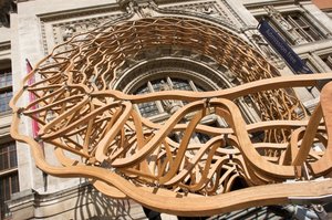 Konstrukcja Timber Wave zdobiąca wejście do Muzeum Wiktorii i Alberta (LDF 2011) wykonana została z ponad 500 elementów klejonego  czerwonego dębu