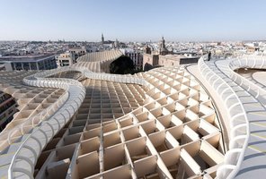 Metropol Parasol autorstwa pracowni J. MAYER H. Architects mieszczący się w hiszpańskiej Sewilli to jedna z największych drewnianych konstrukcji na świecie.