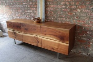 Meble Yasu Credenza autorstwa André Joyau to przykład nowoczesnego spojrzenia na drewno.