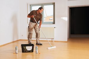 Użytkowanie i czyszczenie podłogi drewnianej: najczęściej popełniane błędy