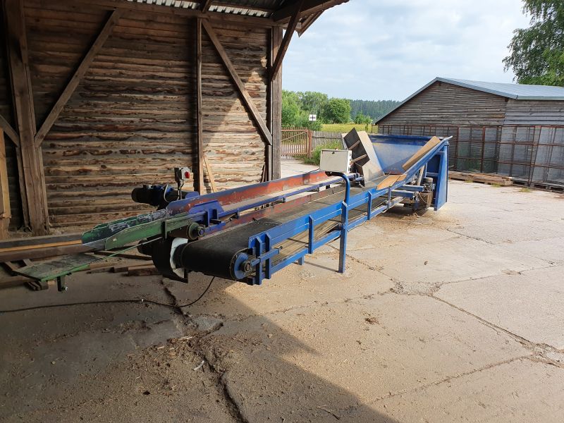 Linia do pakowania ROZPAŁKA DRZEWNA do sortowania z koszem wysypowym.